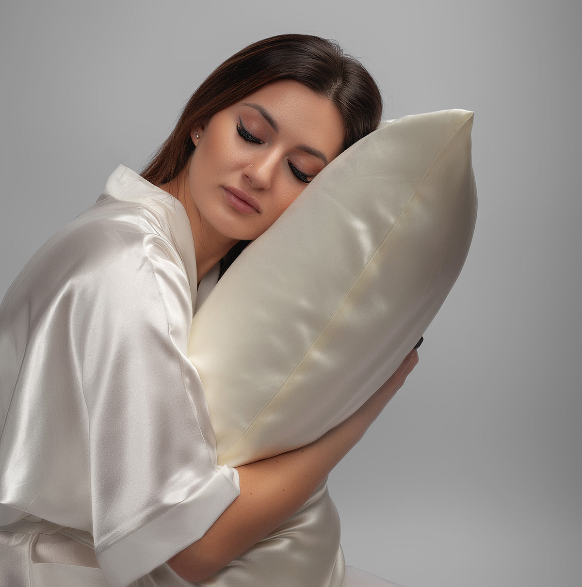 mulberry silk pillowcase, showing its softness, anti-aging and soothing benefits for sensitive skin and better sleep